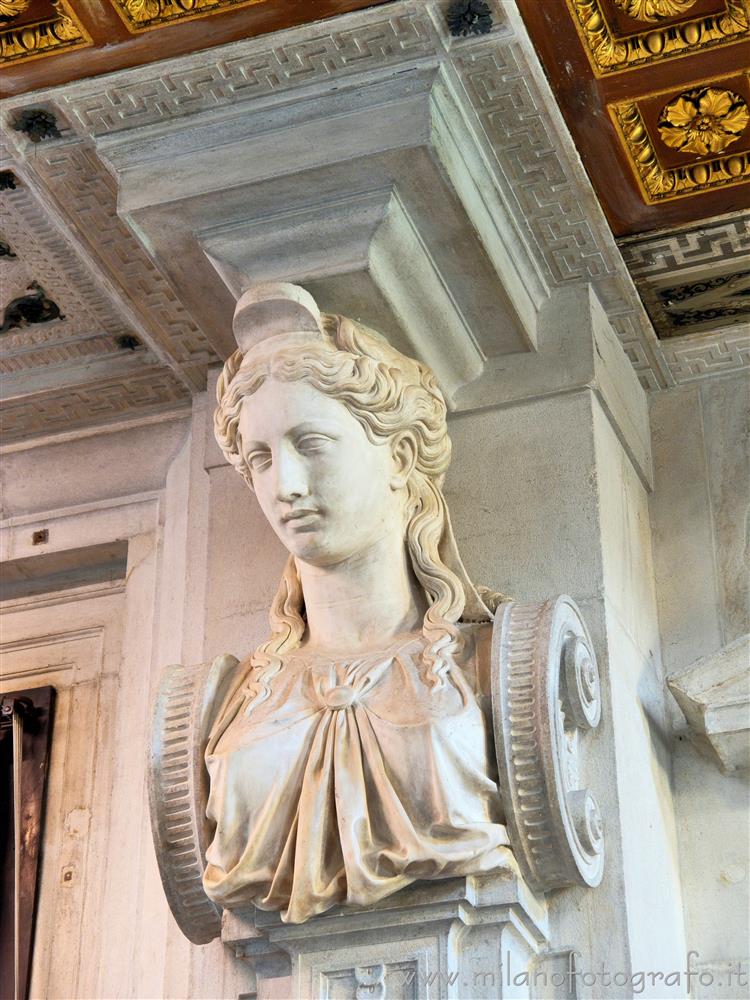 Milano - Una delle due cariatidi in controfacciata a fianco dell'ingresso centrale della Chiesa di Santa Maria dei Miracoli